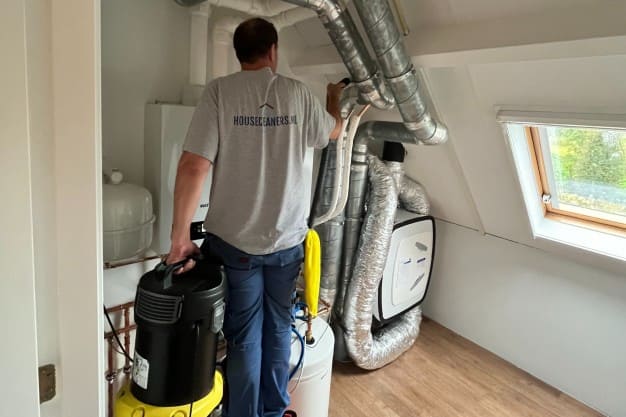 schoonmaken van de ketelruimte